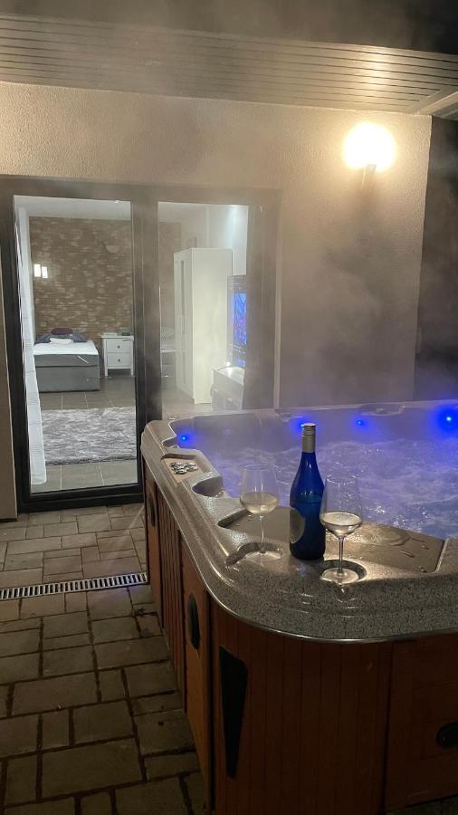 Malibu Apartman & Jacuzzi ميسكولك المظهر الخارجي الصورة